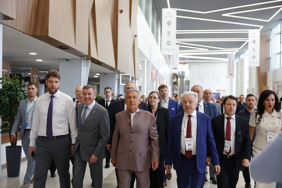 Раис Татарстана Рустам Минниханов и глава Центросоюза РФ Дмитрий Зубов на Форуме потребкооперации 2026. Фото Центра информации и коммуникаций Центросоюза РФ.